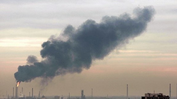 Občania Bratislavy a okolia spisujú petíciu proti smradu a hluku zo Slovnaftu