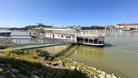 Na Dunaji sa potápala loď, zachraňovali ju hasiči