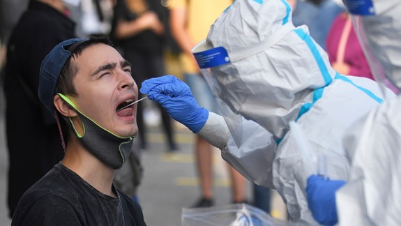 Odborníci: S COVID-19 sa musíme naučiť žiť, vakcíny pre bežných ľudí by mali byť asi až v marci