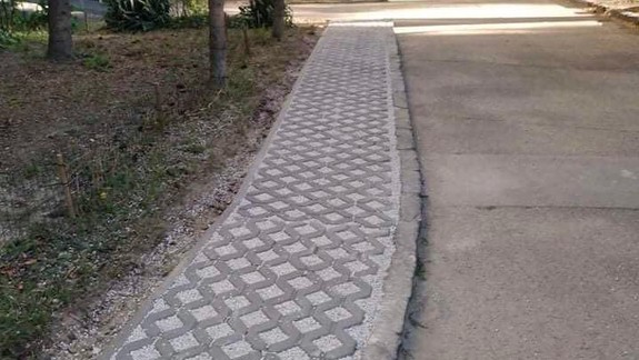 Ružinov buduje chodníky niekde aj zo zatrávňovacích dlaždíc