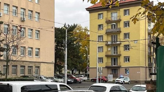 VIDEO: Račiansku ulicu ráno hermeticky uzavreli - dôvodom bol pyrotechnický výjazd k policajnému prezídiu