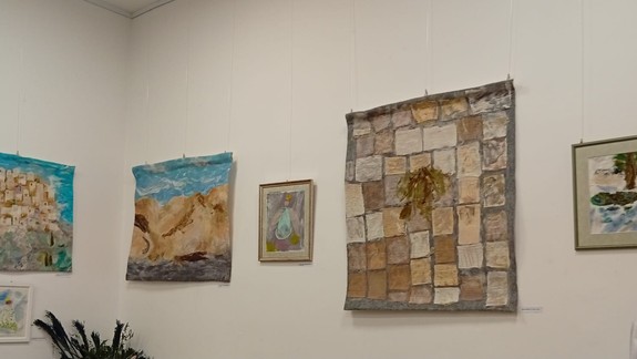 Poznáte textilné obrazy Kataríny Polákovej? Sú inšpirované prírodou, pobytom pri mori a cestami do Jeruzalema.