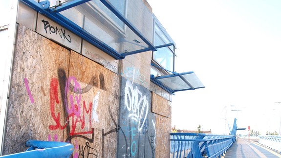 FOTO: Odvrátená tvár Mosta Apollo - takto by asi po 16 rokoch od svojho otvorenia nemal vyzerať...