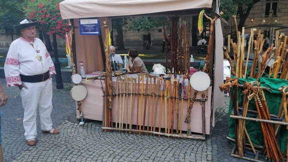 FOTO: Na Hviezdoslavovom námestí môžete obdivovať majstrov ľudových umeleckých remesiel