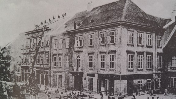 V meste horelo každý rok: Kto prvý prišiel k požiaru s vedrom vody, dostal odmenu