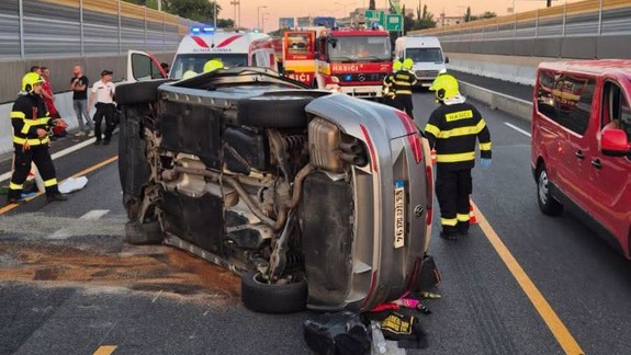 Nehoda v Lamači: Osobné auto prevrátilo na bočnú stranu