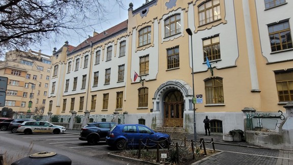 Droba: Je to absolútne za čiarou, Gymnázium Grösslingová čelí pre nepodanie ruky nenávistným útokom