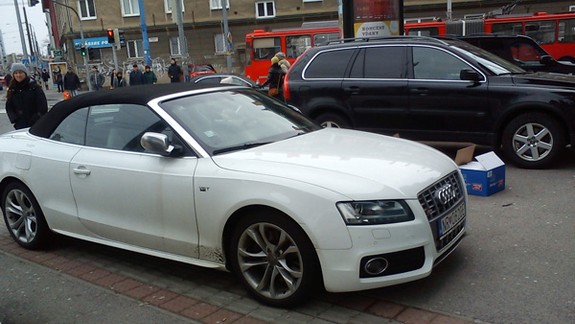 Chodci stále kľučkujú pomedzi autá