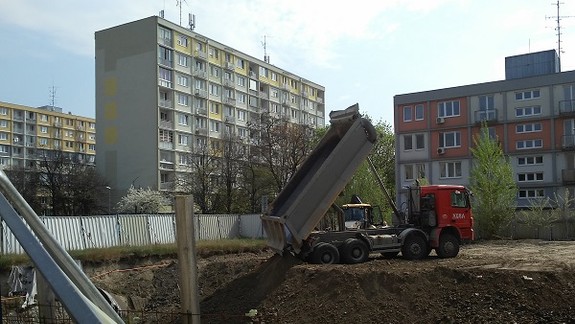 Čierna stavba z roku 2012: Dosiahnuť zasypanie jamy sa podarilo až teraz