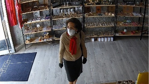 Nepoznáte túto ženu? Mohla by pomôcť objasniť krádež šperkov šperkov v Bratislave