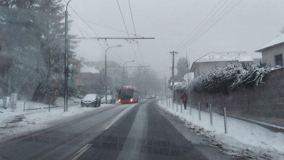 Dopravu v Bratislave komplikuje sneženie, MHD premáva bez výrazných obmedzení