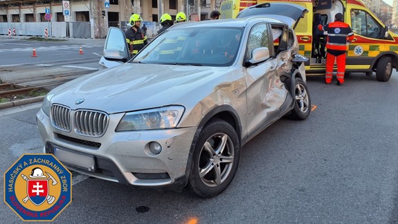 Nehoda: Na Račianskej sa zrazila električka s osobným autom