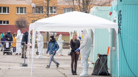 Nové odporúčanie vlády: O jedlo pre Covid pozitívnych sa majú postarať samosprávy