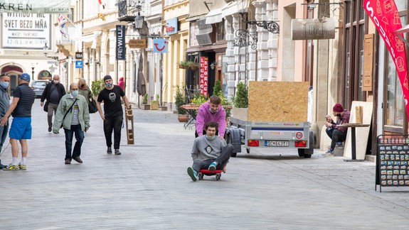 Zákaz zhromažďovať sa naďalej platí. Čo to v praxi znamená?