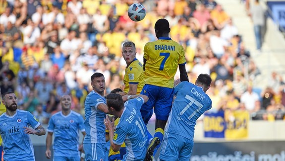 Futbalisti Slovana stratili po remíze v Dunajskej Strede prvé body, ale zostávajú na čele ligy