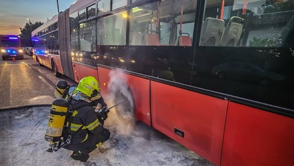 V Petržalke začal horieť autobus MHD, museli zasiahnuť hasiči