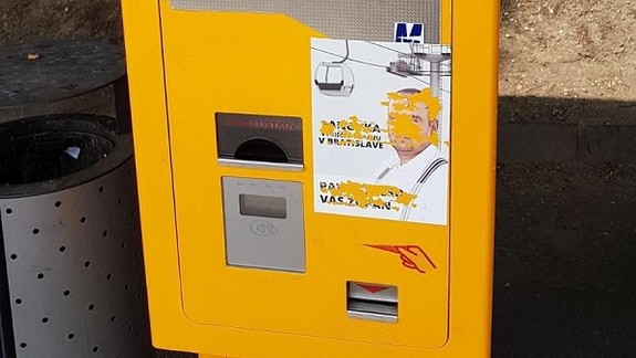 Automaty na lístky MHD sú oblepené plagátmi župana Freša – on sa od nich dištancuje! 