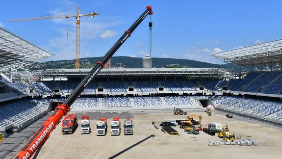 FOTO: Na tribúnach Národného futbalového štadióna sú už sedadlá a začali aj s úpravou hracej plochy