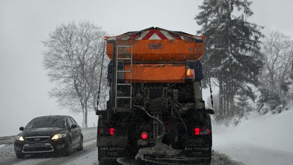 Motoristi pozor! Dnes večer opäť začne mrznúť a na cestách sa môže objaviť aj čierny ľad...