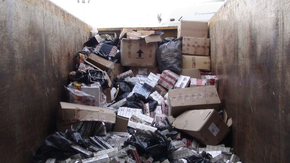 Colníci nechali spáliť nelegálny tovar v hodnote 1,63 miliónov eur - prečo sa žiadne z tých vecí nemohli využiť inak?