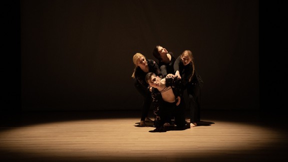 Novomestské divadlo prichádza s ďalším predstavením. Herci v ňom vážnu tému vyrozprávajú pohybom