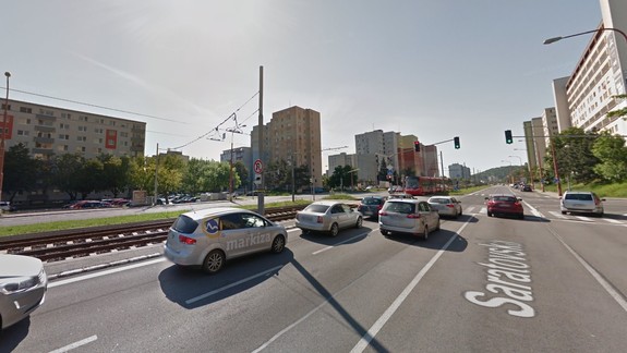 Zle nastavený systém svetelnej signalizácie na križovatke v Dúbravke - neuveríte ako dlho tu čakajú vodiči na "zelenú"...