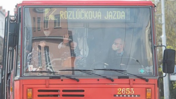 FOTO Bratislavčania sa rozlúčili s Karosami, po vyše 30 rokoch nebudú brázdiť ulice Bratislavy