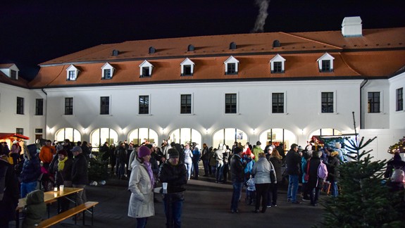FOTO: Na Bratislavskom hrade sa začali štvrtým rokom vianočné trhy