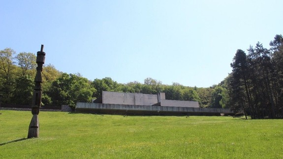 Drevený stĺp od V. Kompánka v areáli Krematória čaká obnova