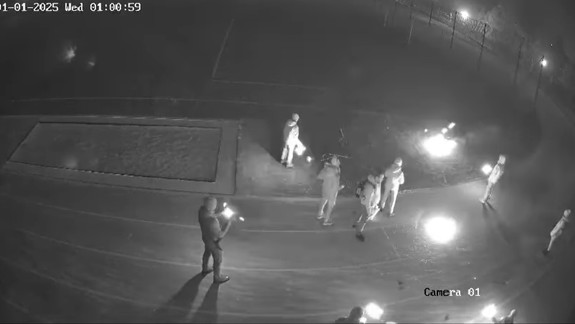 VIDEO: Mládež pyrotechnikou poškodila umelý povrch vynoveného ihriska v Dúbravke