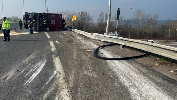 Na diaľnici v Bratislave sa prevrátil kamión, dopravu museli odkloniť