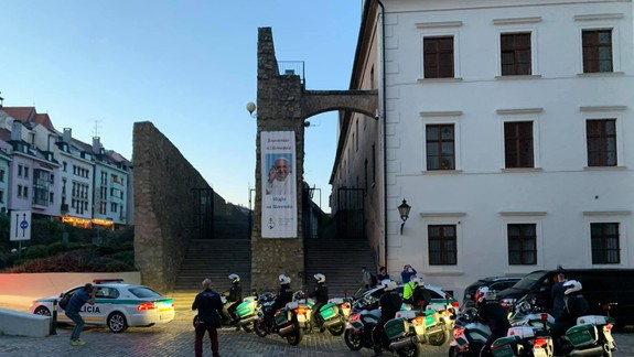 Motoristi pozor! Polícia dnes uzavrie viaceré trasy, po ktorých pôjde delegácia s pápežom...