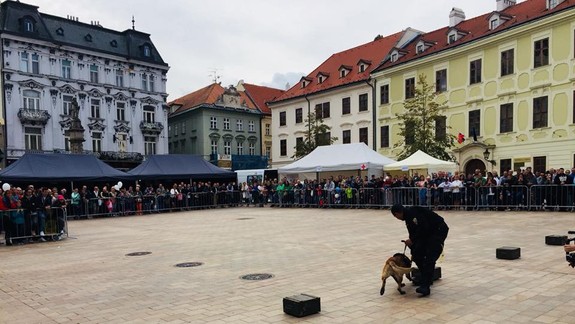 Hlavné námestie obsadili colníci a zasahovali tu aj kukláči – hľadali drogy a pašovaný tovar