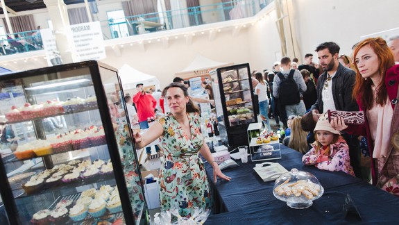 FOTO: Tisícky vegánok a vegánov v nedeľu hodovalo v Starej tržnici