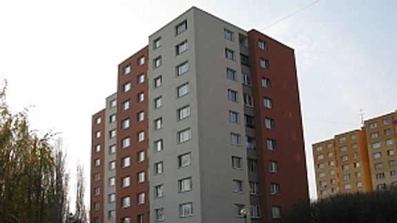 Na Furdekovej ulici vypadol muž z deviateho poschodia