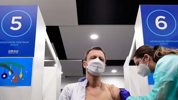 Premiér Heger dostal tretiu dávku vakcíny proti ochoreniu COVID-19 a vyzval verejnosť k očkovaniu