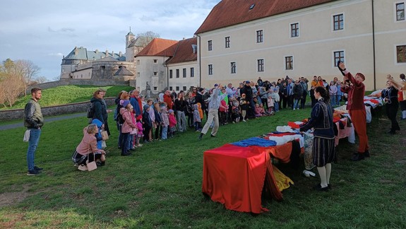 Tip na výlet s deťmi: Na hrade Červený Kameň ožíva známa rozprávka Cisárove nové šaty