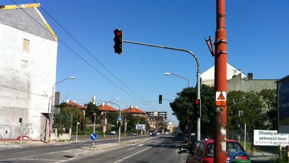 Zbytočný semafor na Šancovej zostal, konečne ho napojili na zelenú vlnu