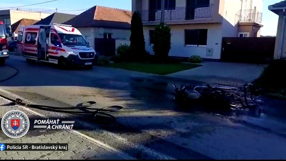 Nehoda v Šenkviciach: Vodič motocykla prešiel do protismeru a narazil do auta