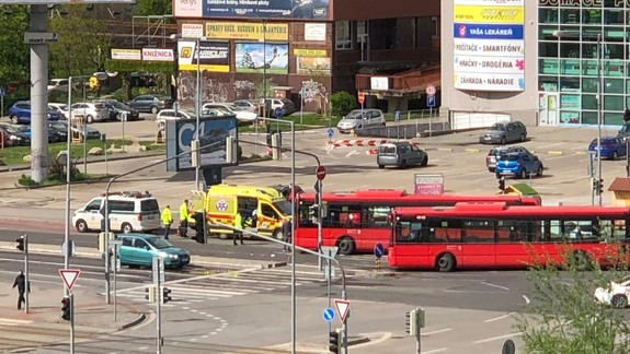 Smutné nedeľné ráno: V Petržalke zrazil autobus chodkyňu