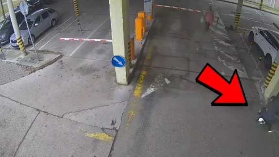VIDEO: Muž sa ulakomil na peňaženku ležiacu na zemi, hrozí mu väzenie
