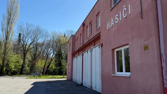 Hasičskú stanicu na Hálkovej obnovujú, hasičov presťahovali