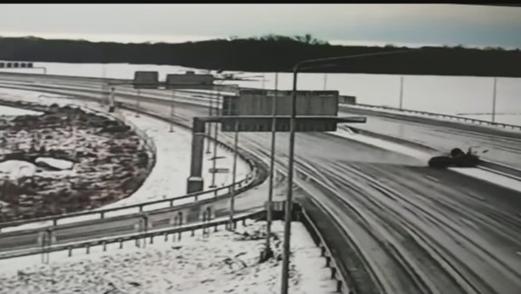 VIDEO: Vodička dostala na diaľnici šmyk a narazila do betónových zvodidiel