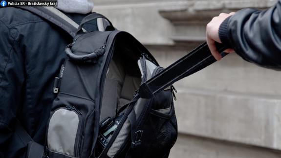Mužovi páchatelia ukradli z nákupného košíka 2 000 eur. Polícia po zlodejoch pátra