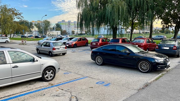 Regulované parkovanie: V Petržalke o týždeň spúšťajú ďalšie zóny PAAS