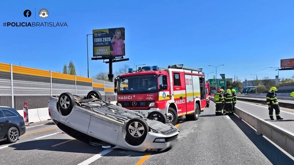 Nehoda: Za tunelom Sitina pri čerpacej stanici sa prevrátilo osobné auto