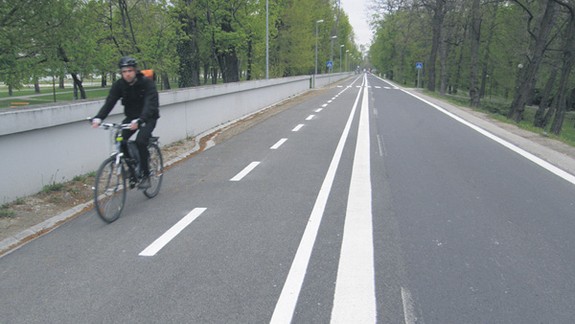 Na Viedenskej ceste maľujú cyklotrasu k Starému mostu