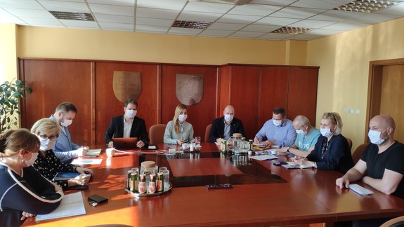 Na porade len s rúškom na tvári - BSK chce ísť ostatným príkladom