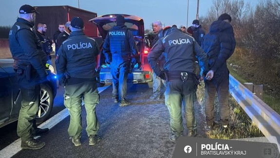 Naháňačka od Čunova po Bory: Muž prevážal v aute šesť nelegálnych migrantov