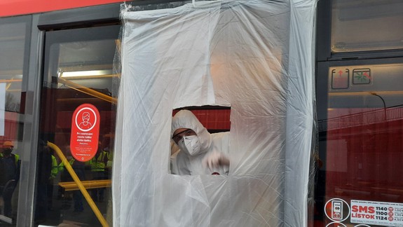 Výpočet analytikov: Za sumu, ktorú sme investovali do antigénového  testovania, sme mohli mať 10 nových nemocníc